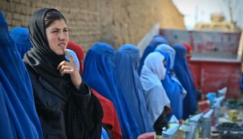 Afganistan'da Kadınların Üniversiteye Gitmesi Yasaklandı!