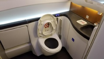 Uçak Tuvaletinde Kumpas: Kız Çocuğu Ortaya Çıkardı!