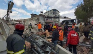 Osmaniye’de Artçı Deprem Sonrası 4 Katlı Bina Yıkıldı!