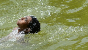 Hindistan'da Aşırı Sıcaklar 100 Can Aldı!