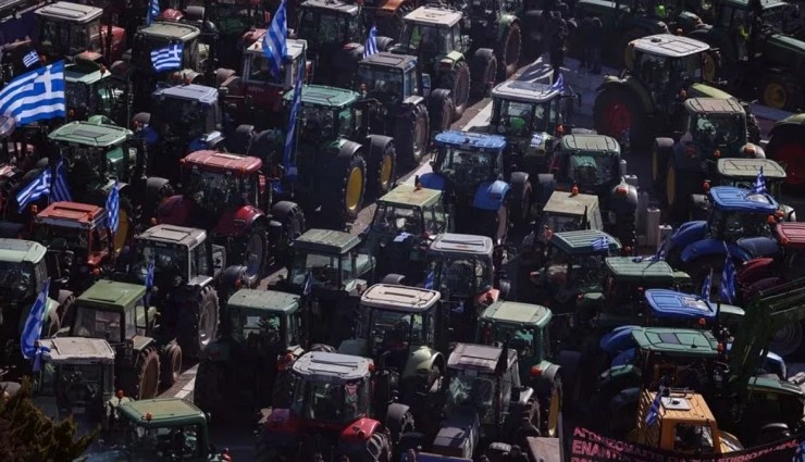 Yunanistan'da Çiftçiler Yolu Trafiğe Kapattı!