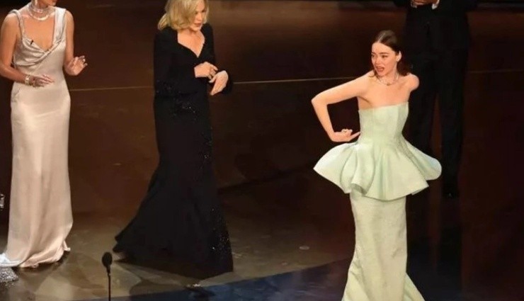 Emma Stone'un Ödül Töreninde Elbisesi Yırtıldı!