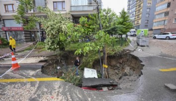 Ankara'da Sağanak Yağış Nedeniyle Yol Çöktü!