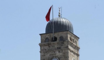 Antalya'da Saat Kulesi'nde Bayrak Tartışması!